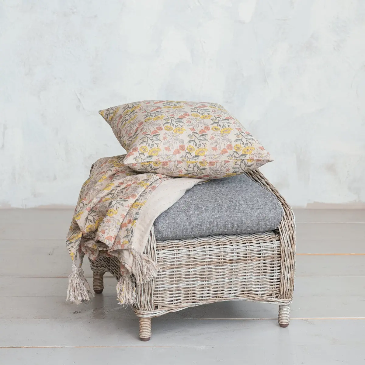 18" Sq Cotton Chambray Printed Pillow W/ Floral Pattern 1