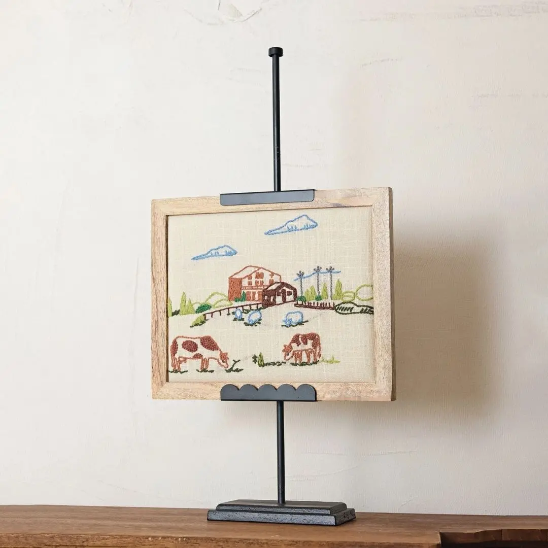 Metal Adjustable Scalloped Easel, Black 1