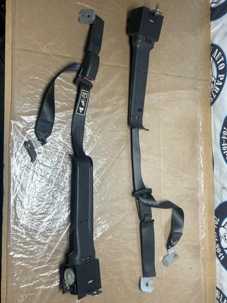 2003-04 Ford Mustang Svt Cobra Rear Seat Belt Pair- Convertible 235 1