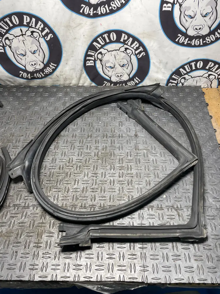 2003-04 Ford Mustang Mach One Door Weather Stripping Pair 19K Miles 296 2