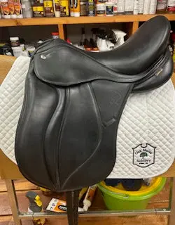 Macrider Lexington Dressage Saddle - 17.5" 1