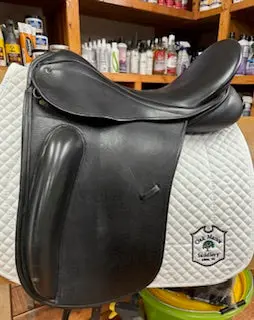 2013 County Perfection Dressage Saddle - 17.5" 1