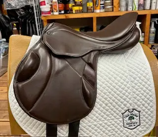 Stubben Excalibur Monoflap Jump Saddle - 18" 1
