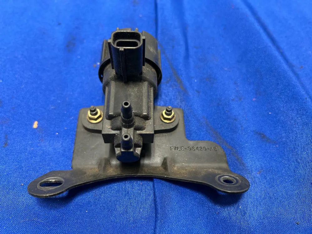 2003-04 Ford Mustang Svt Cobra Egr Vacuum Valve Ba 1