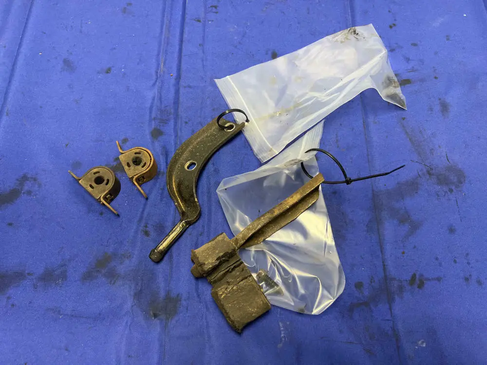 1996-98 Ford Mustang Exhaust Hanger Brackets And Bushings Factory 124 1
