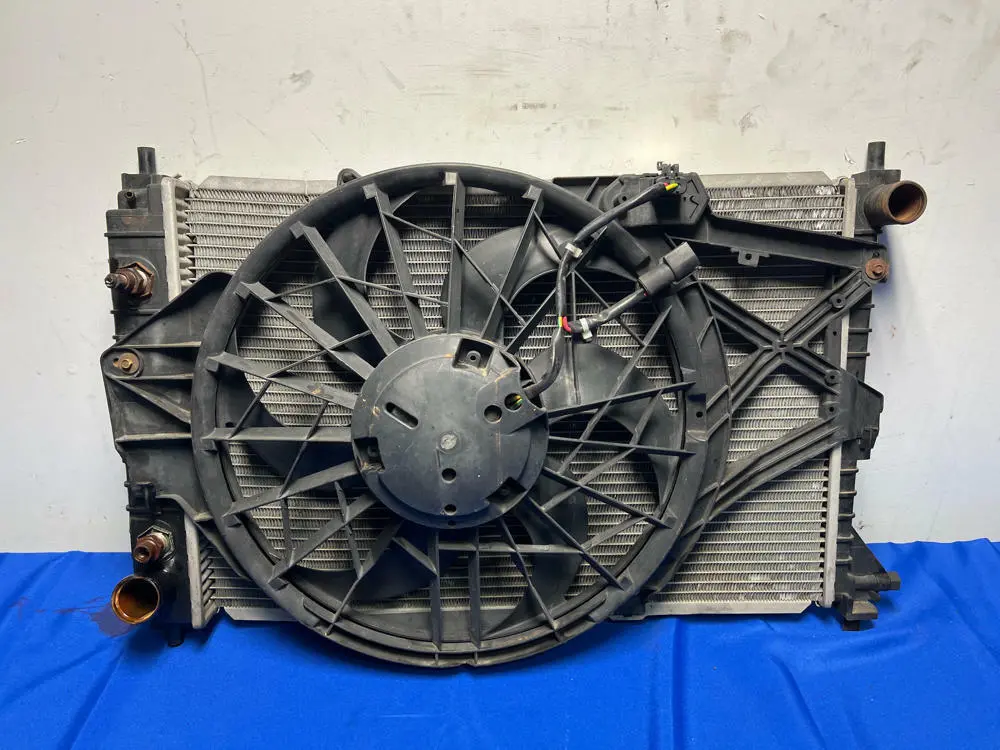 1999-04 Ford Mustang Gt Automatic Radiator And Fan 141 1