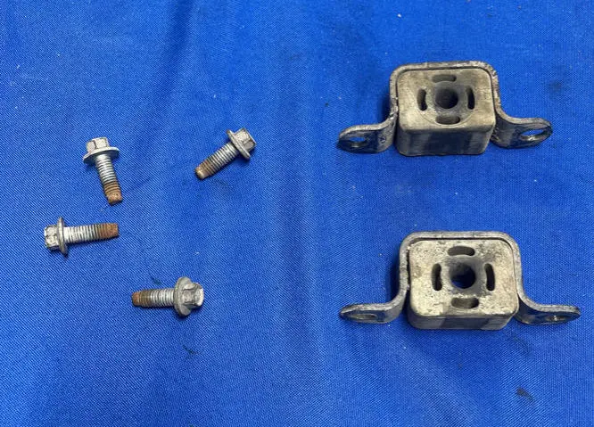 2003-04 Ford Mustang Svt Cobra Rear Exhaust Hanger Brackets 167 1