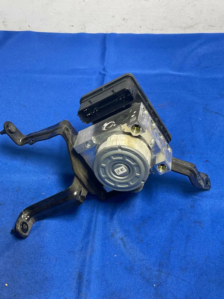 2018-23 Ford Mustang Abs Module 2100 Miles 168 1