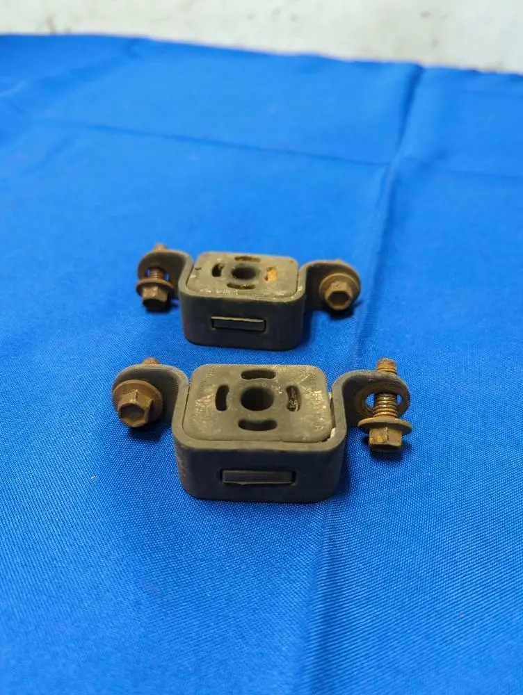 1999-04 Ford Mustang Gt V8 Exhaust Hanger Brackets 170 1