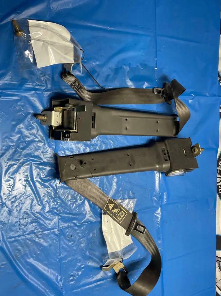 2003-04 Ford Mustang Svt Cobra Convertible Rear Seatbelt Pair 186 1