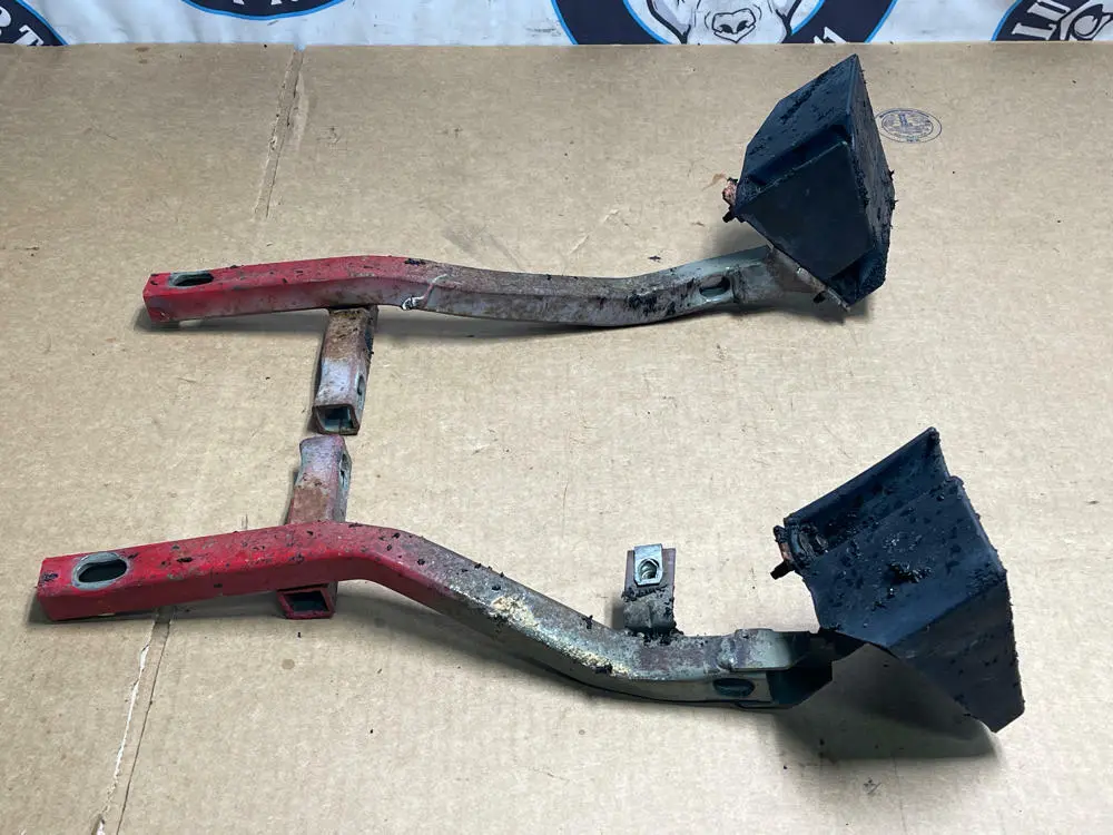1999-04 Ford Mustang Gt V6 Rear Crash Absorber Brackets 189 1