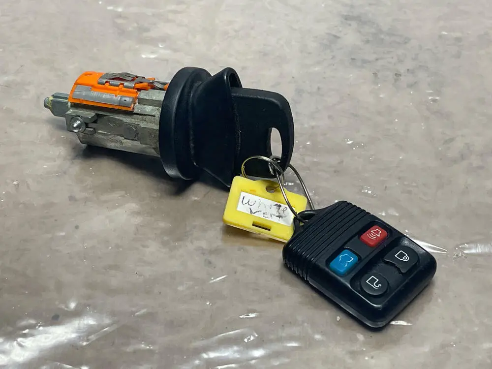 2003-04 Ford Mustang Svt Cobra Ignition Cylinder & Key 208 1