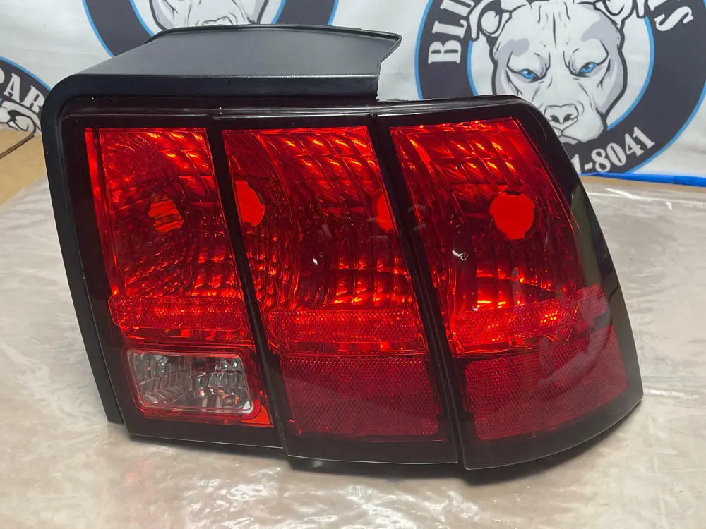 2003-04 Ford Mustang Svt Cobra Passenger Ttail Light 208 1