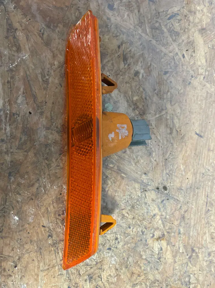 2016-23 Chevrolet Camaro Ss Front Lh Side Marker Reflector- Amber 199 2