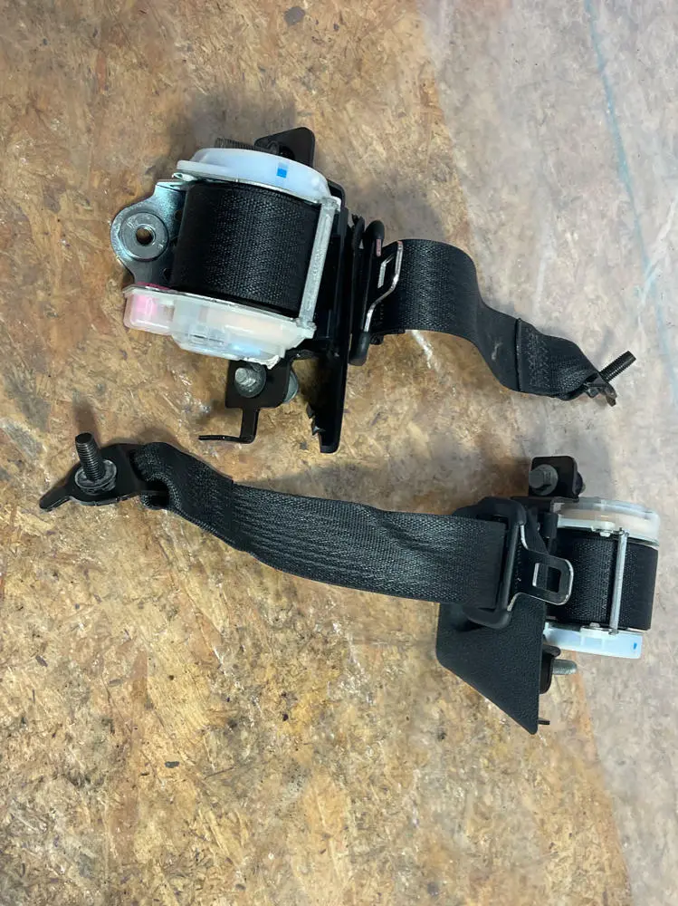 2015-17 Ford Mustang Gt 5.0 S550 Coupe Rear Seat Belts Pair 211 1