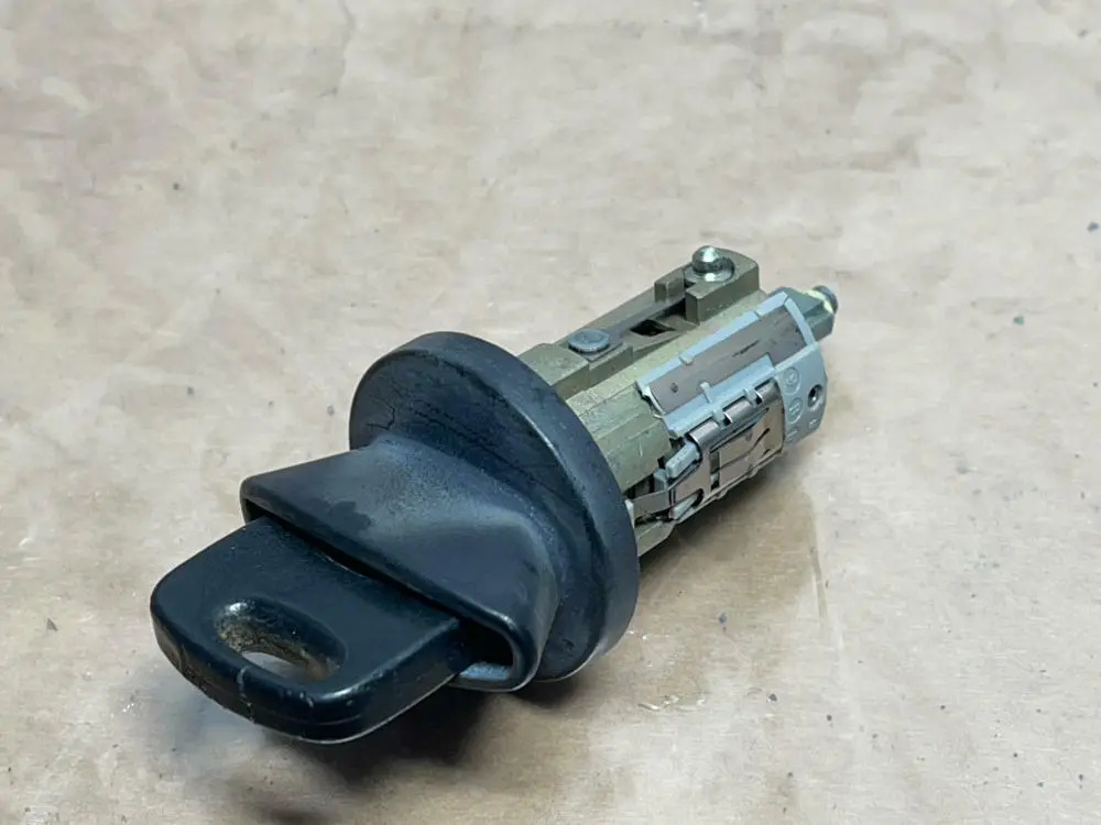 1999-04 Ford Mustang Ignition Cylinder & Key 233 1
