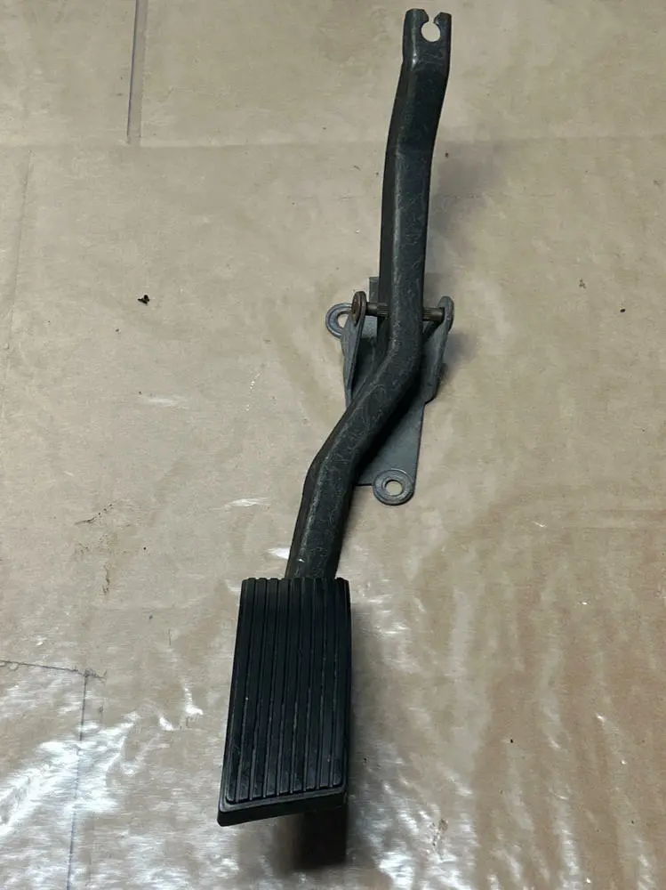 1999-04 Ford Mustang Gas Pedal Assembly 233 1