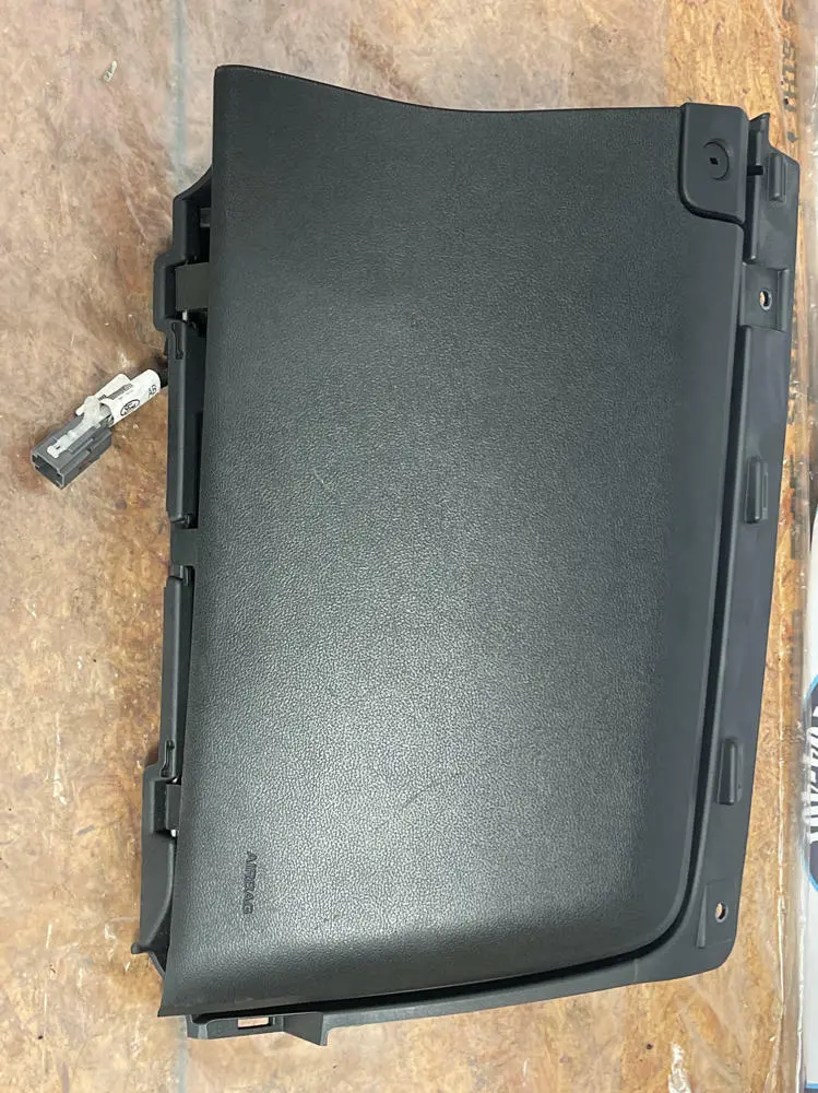 2015-17 Ford Mustang Passenger Rh Glove Box 264 1