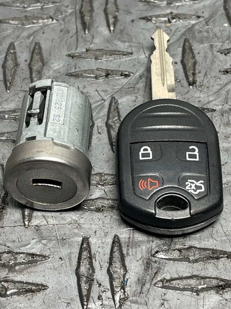 2013-14 Ford Mustang Gt Matched Key & Ignition Set 281 1