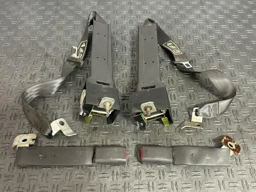 2003-04 Ford Mustang Svt Cobra Rear Seat Belt Pair Lh/Rh- For Vert 283 1