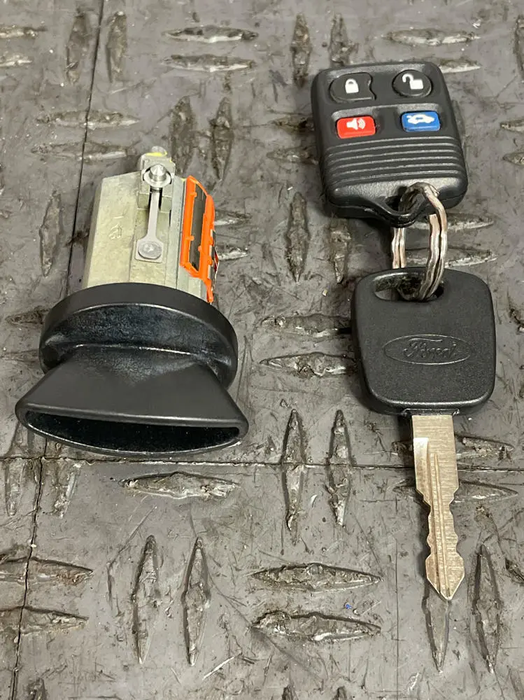 1999-04 Ford Mustang Ignition W/ Key 284 1