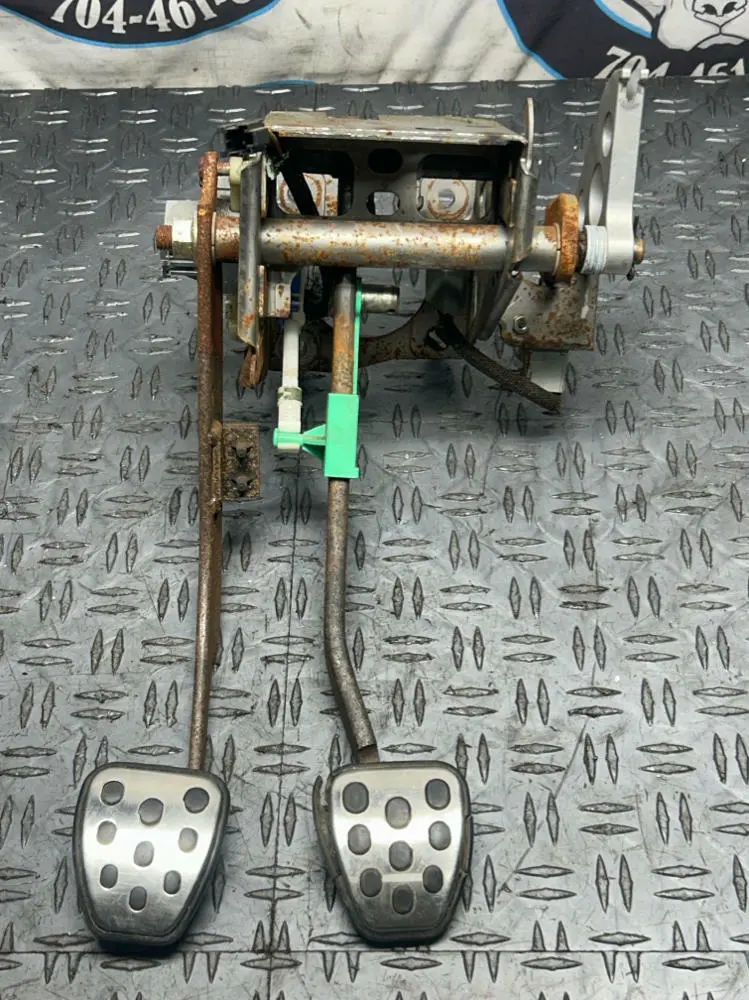 2003-04 Ford Mustang Svt Cobra Oem Pedal Box Assembly- For Manual Trans 255 1