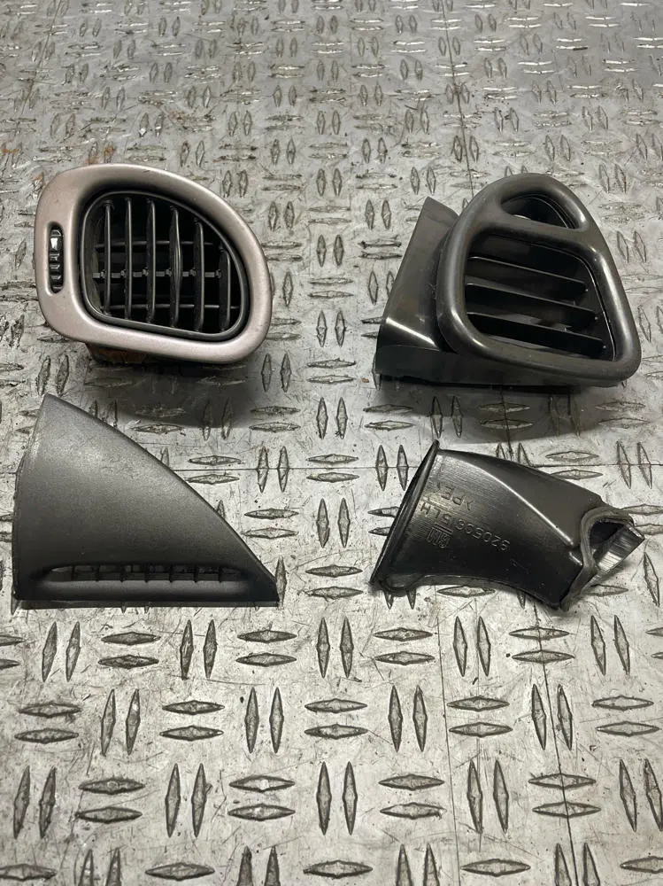 2004-06 Pontiac Gto Interior Hvac Vent Lot 280 1