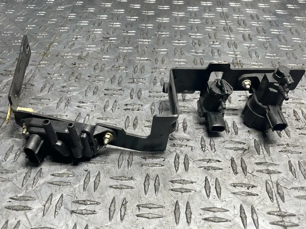 2003-04 Ford Mustang Svt Cobra Oem Egr/Vaccum Bracket & Accessories 286 1