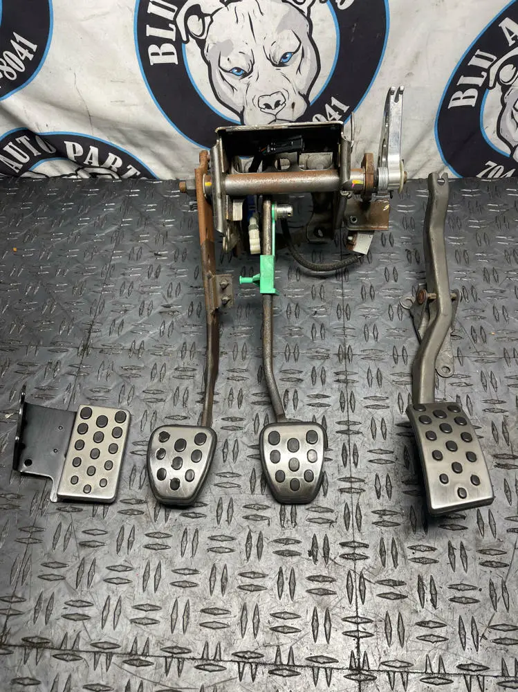 2003-04 Ford Mustang Svt Cobra Oem Pedal Assembly- Gas & Dead Pedal Included 286 1